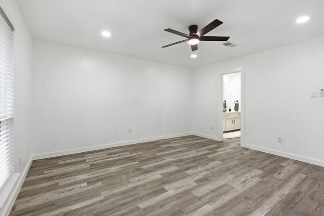 Building Photo - 2906 Colonial Dr