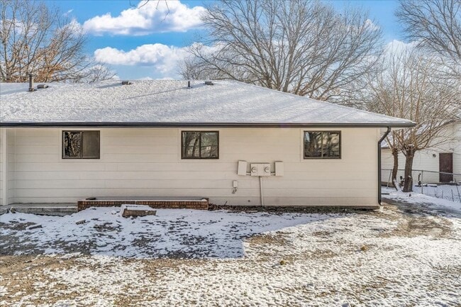 Building Photo - Beautiful 4 Bedroom 2 Bathroom Townhouse i...