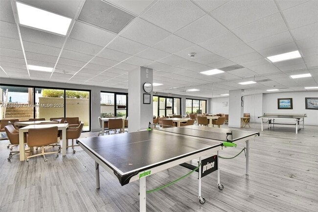 Building Photo - 300 Bayview Dr