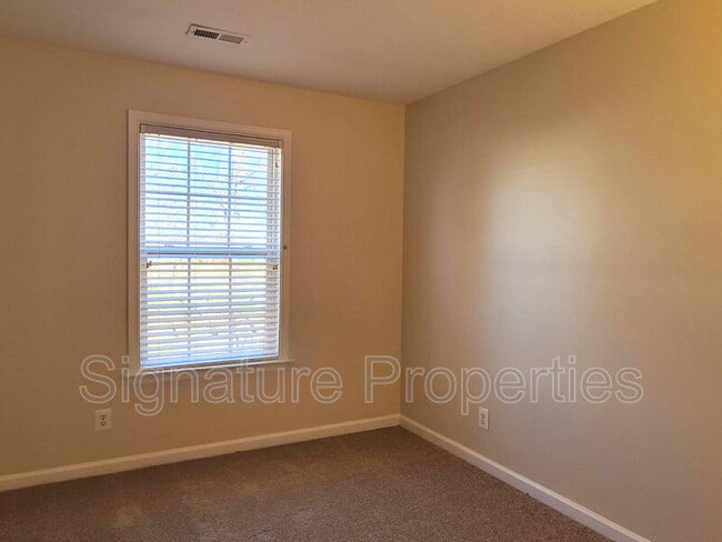 Building Photo - 106 Regina Ln