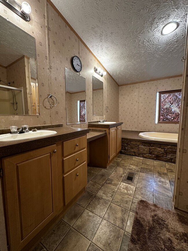 Building Photo - Spacious 4 bedroom/2 bath home for rent - ...