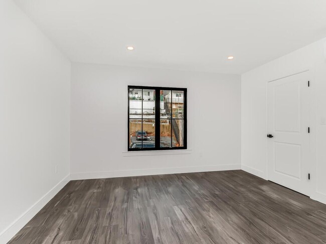 Building Photo - 322 Edwards Pl