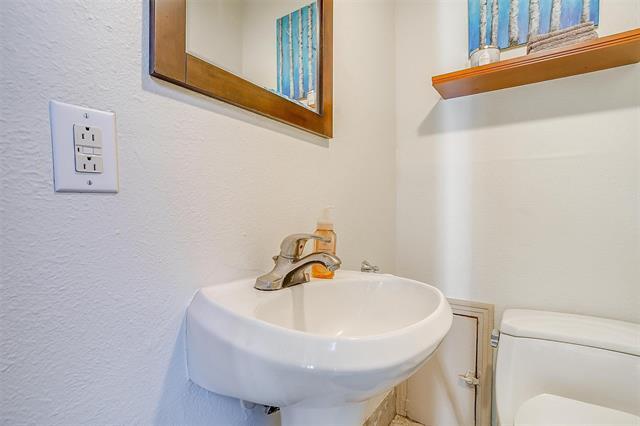 Building Photo - 2710 Douglas Ave