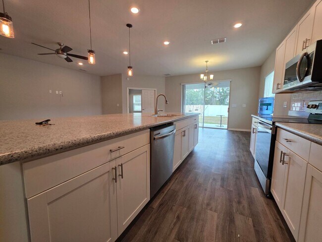 Building Photo - 4-Bedroom, 2.5-Bathroom in Lakeland