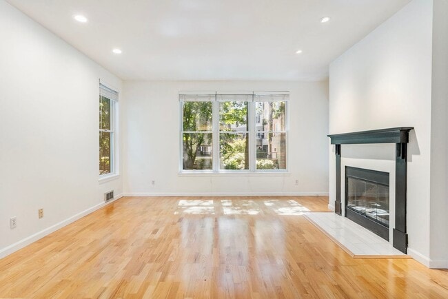 Building Photo - Riverplace Condominiums - 1 bed/1 bath cor...