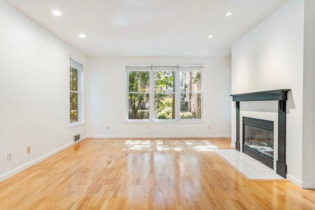 Building Photo - Riverplace Condominiums - 1 bed/1 bath corner unit w/parking/storage/balcony/fireplace