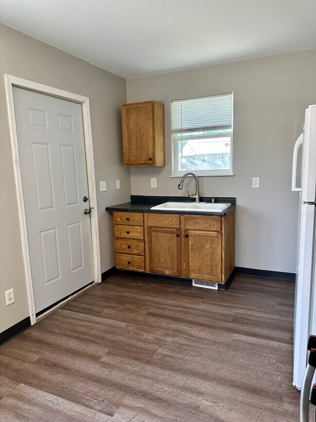 Building Photo - $1,175 | 1 Bedroom 1 Bath | Studio House | W&D | Fenced Yard | Central A/C