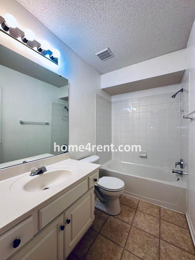Building Photo - Four Bedroom Olathe Home in a Quiet Neighb...