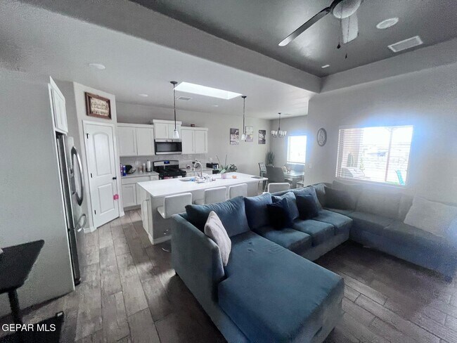 Building Photo - 12873 Haxby St