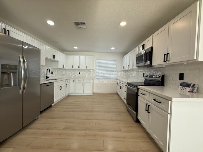 Building Photo - 429 E Greenway Dr