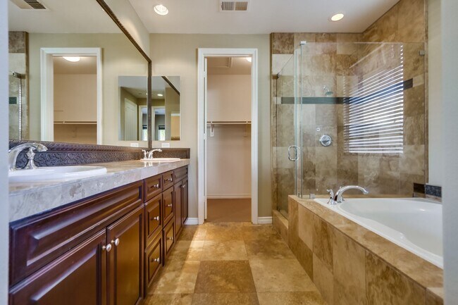 Building Photo - Beautiful 4 bedroom, 4.5 bathroom Home in the Varadero Community