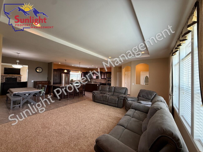 Building Photo - 3 Bed 2 Bath 2,756 sq ft on 2+ acres in Columbus