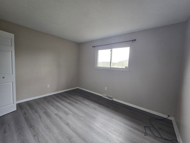 Building Photo - 3 Bedroom Split Entry - Gateway School District