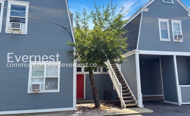 Building Photo - 1 Bed/1 Bath Condo with Garage Parking / Available Now!