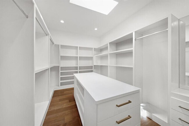Building Photo - 1800 Bay Hill Dr
