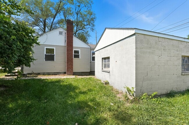 Building Photo - NEW LISTING! 2 BEDROOM HOME
