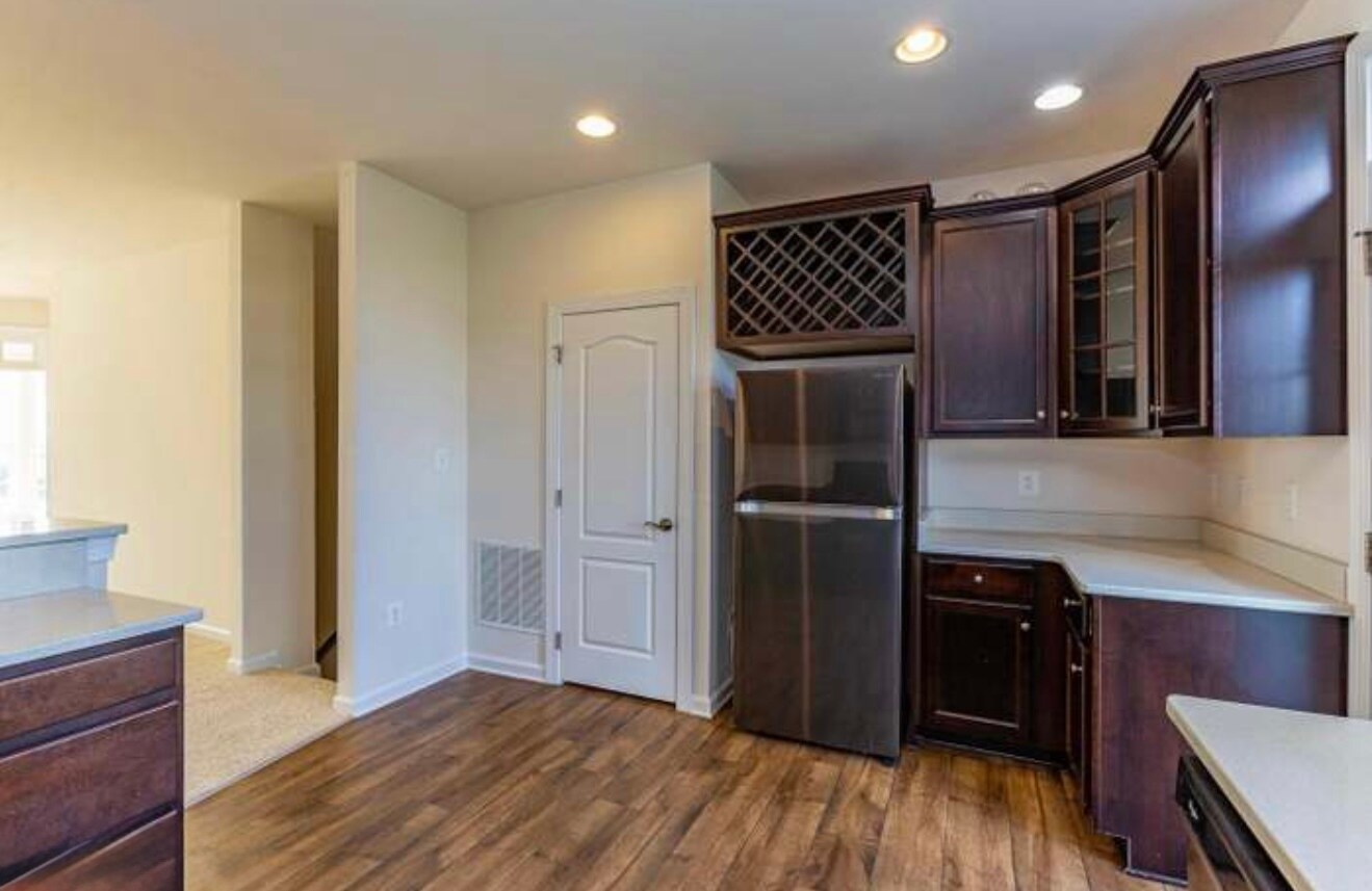 Building Photo - 7440 Riding Meadow Way