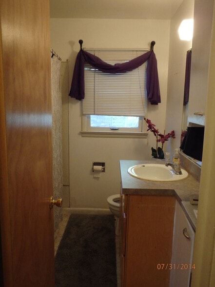 Main bathroom w/ Tenants stuff - 609 W Lake St