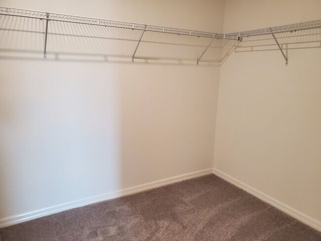 Building Photo - "Spacious 4-Bed, 2-Bath Gem with 1936 Sq Ft of Comfort in Riverview, FL!"
