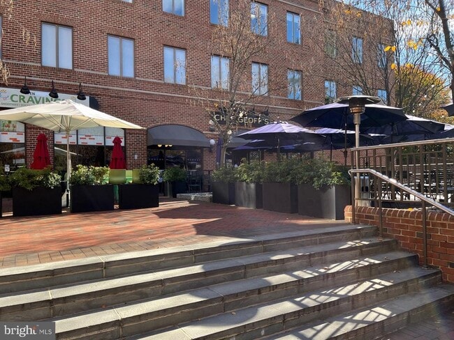 Building Photo - 3291 Sutton Pl NW