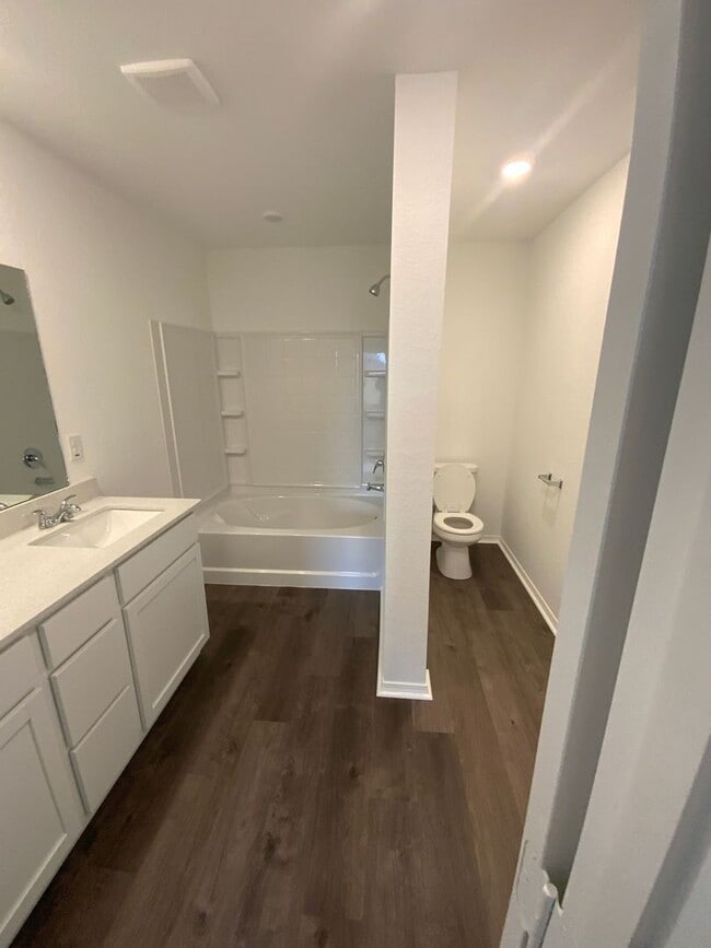 Building Photo - 8101 Donna Dr