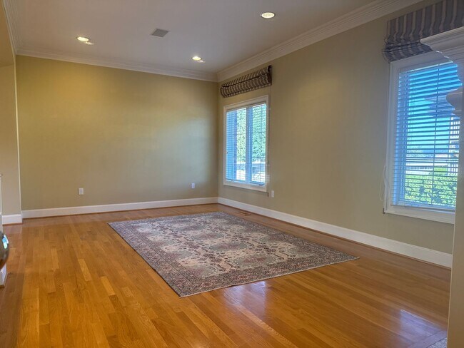 Building Photo - Dec Special Promotion!  Exceptional 3 bed, 3 bath in Houghton Kirkland.  Move in Ready.