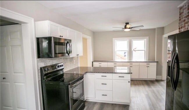 Building Photo - 209 E Hobart Ave