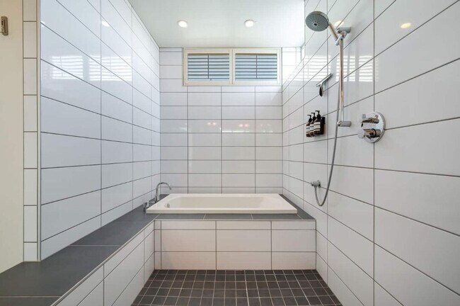 Building Photo - 2323 W Crockett St