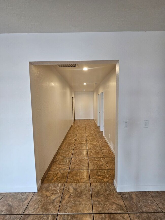 Building Photo - Scottsdale - 5 bedroom, 3 bath - Remodeled...