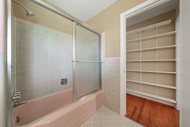 Building Photo - 3 Bedroom/1 Bathroom Ridgeview Subdivision