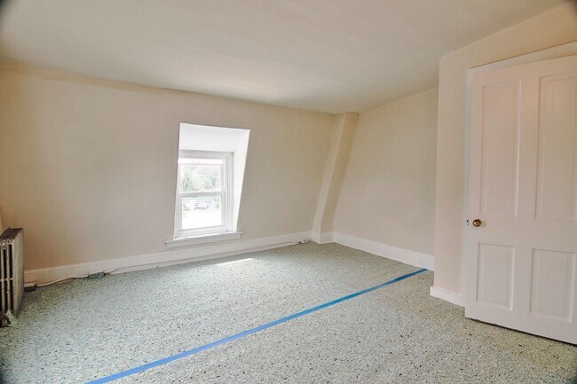 Building Photo - Spacious 4/5 Bedroom Home for Rent - Available Now!