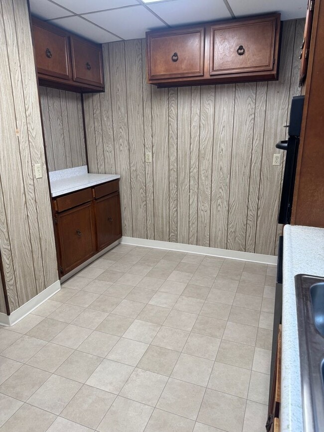 Building Photo - Cozy 2 Bedroom Home – Lawn Care & Snow Removal Included!