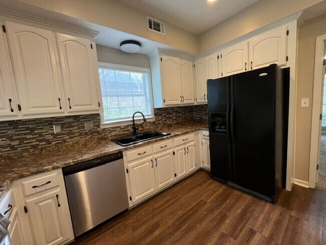 Building Photo - 440 Blue Lake Dr