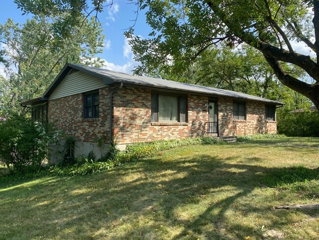 Primary Photo - Spacious 4 Bed 1.5 Bath House