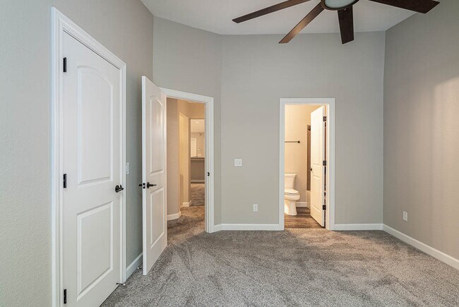 Building Photo - 746 Hilltop Ln