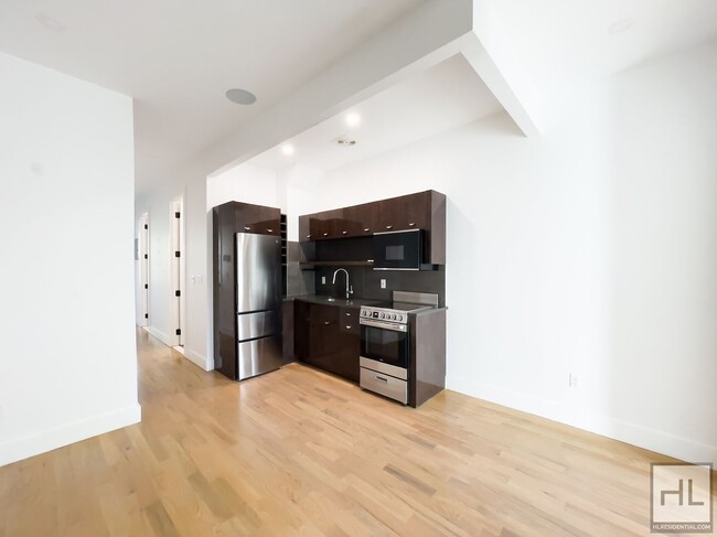 Building Photo - GRAHAM AVENUE / Williamsburg / Spacious 3-...