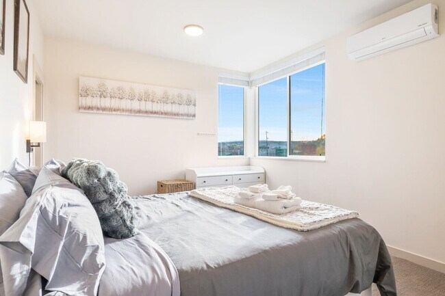 Building Photo - 3900 Leary Wy NW