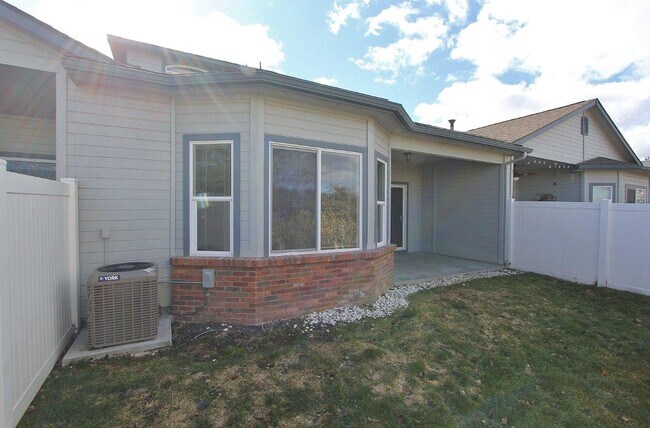 Building Photo - 2122 W Pine Ave