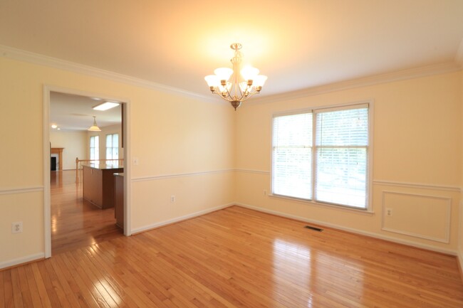Building Photo - 5 BD + 3.5 Bath Bright & Beautiful Colonia...