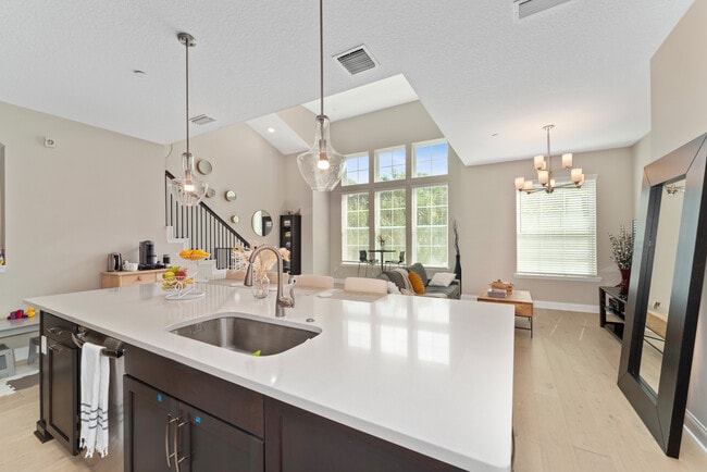 Building Photo - 115 E Concord St