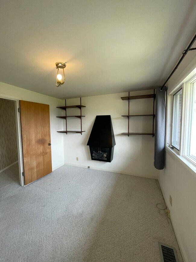 Building Photo - 302 N Crestview Dr