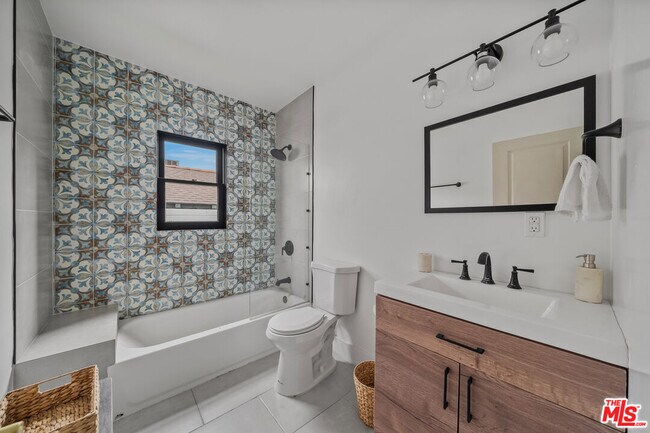 Building Photo - 8822 Rosewood Ave