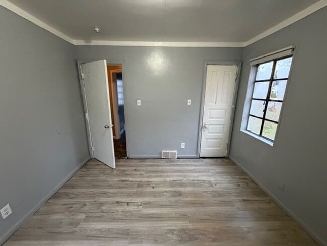 Building Photo - For Lease: Totally Updated 3 Bedroom 1 Bath Welcome Section 8