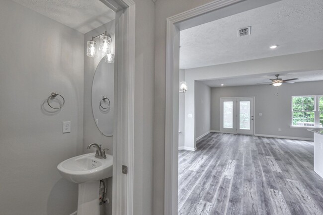 Building Photo - Beautiful NEW 3 Bed 2.5 Bath Townhome in M...