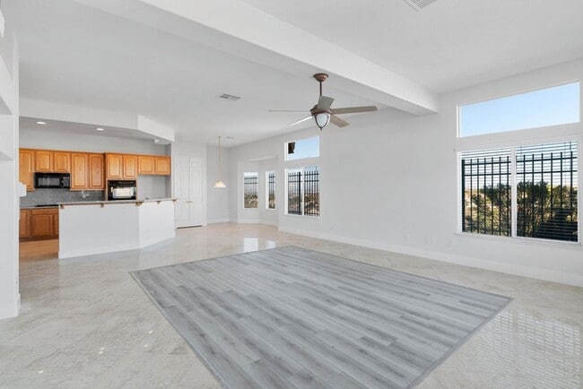 Building Photo - 4 bed, 2.5 bath single-story home in the g...