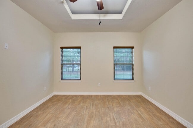 Building Photo - 118 N Buckhorn Dr