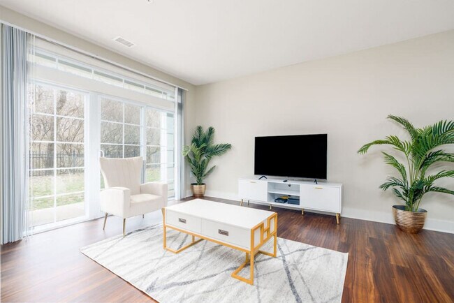 Building Photo - 2525 Solana Way