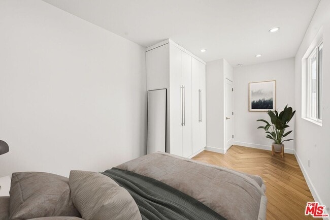 Building Photo - 6327 Babcock Ave