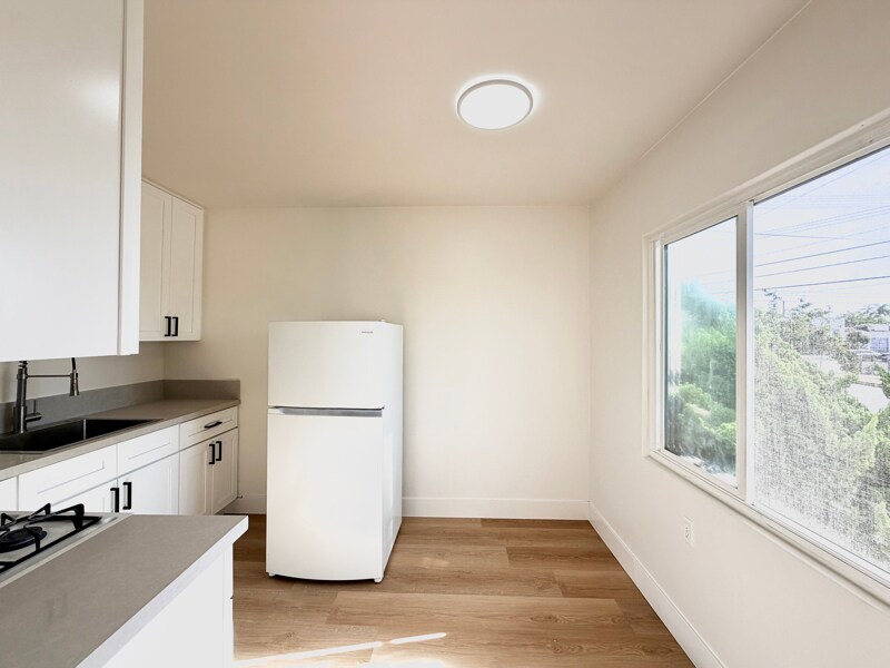 Building Photo - 331 E 1st St