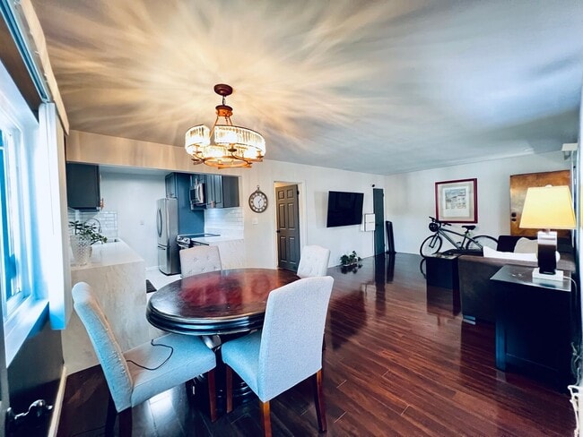 Building Photo - Catch this Property before it goes - Light...